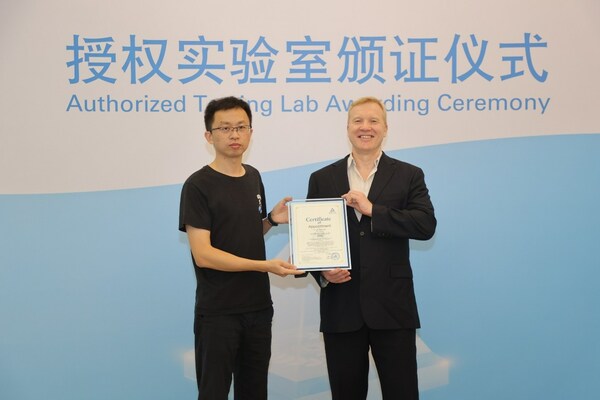 TÜV莱茵大中华区电子电气产品服务总经理欧乐富（Sven-Olaf Steinke）与vivo硬件测试技术部射频总监刘威（左）