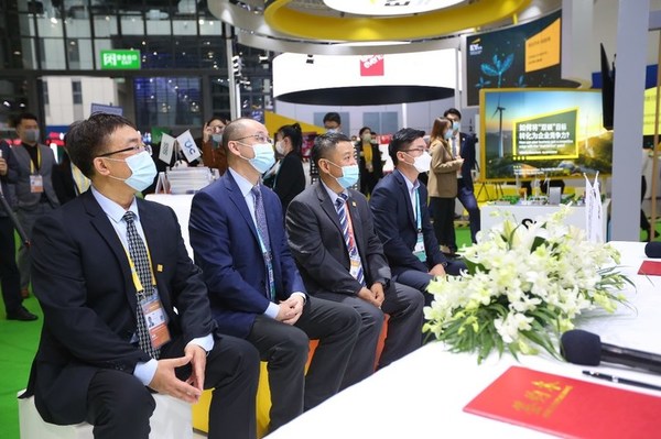 SGS中国区副总裁兼SGS集团东北亚区营养与健康事业部副总裁吴航军先生、SGS中国区农产食品部总监王剑先生、SGS中国区农产食品部北京总经理于峰先生和先正达集团中国MAP与数字农业副总裁经作总经理张钊先生出席此次签约仪式