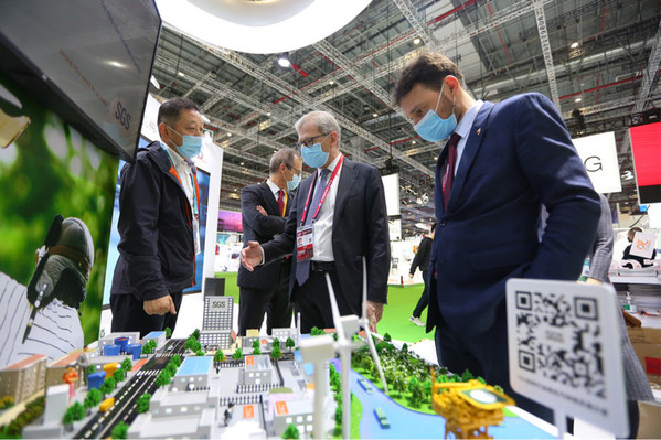 瑞士驻华大使参观SGS纺织行业绿色可持续发展沙盘