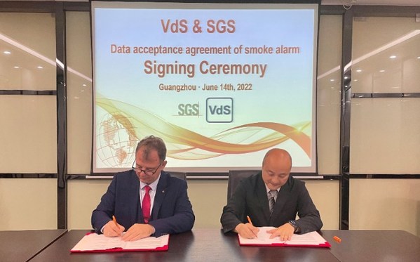 VdS上海首席代表Lothar Sysk先生（左）、SGS中国互联与产品事业群总经理赵晖先生（右）签属烟雾报警装置测试数据互认协议