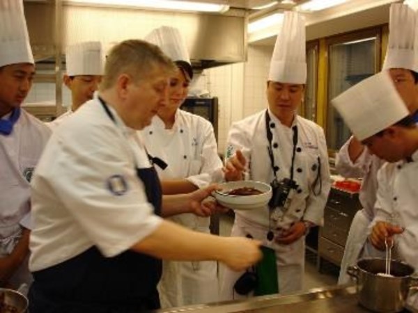 向军（右三）在芬兰交流学习