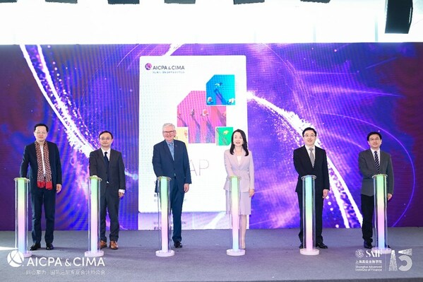 新《全球管理会计原则》中文版首发仪式现场; 左一：上海交通大学上海高级金融学院原副书记、原副院长  潘杰; 左二：上海交通大学上海高级金融学院副院长、会计学教授、中国金融研究院副院长、上海高金金融研究院联席院长 李峰;  左三：AICPA & CIMA（国际注册专业会计师公会）全球首席执行官,柏瑞梅兰肯; 右三：AICPA & CIMA 国际注册专业会计师公会北亚区总裁 李颖; 右二：上海市浦东新区金融工作局副局长 张辉; 右一：浦东国际金融研究和服务中心、上海市浦东新区金融稳定促进中心主任 夏晓波