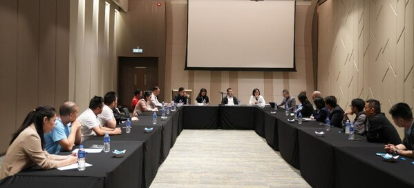 广州市商务局一行在环球资源香港展与参展企业亲切交流