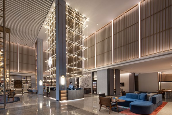 由万达酒店设计研究院设计的酒店大堂整体以暖灰色为主，氛围静谧而温柔。