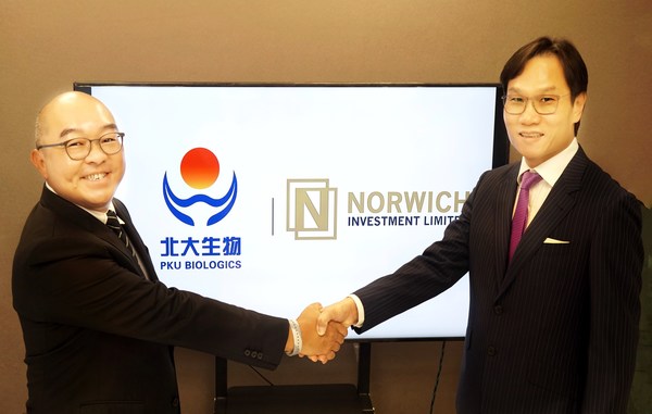北大生物首席执行官陈晋宇先生（左）Norwich Investment Limited 的首席执行官兼创始人王干文先生（右）出席了2021年6月3日的合同签署仪式。