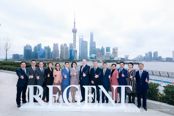 洲际酒店集团大中华区董事总经理爱默尔（左八），洲际酒店集团大中华区首席发展官孙健（左六）及其他负责人，上海海鸥控股集团负责人共同出席本次签约仪式