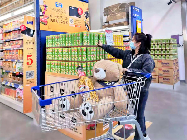 消费者在麦德龙商场选购麦德龙PLUS会员价商品