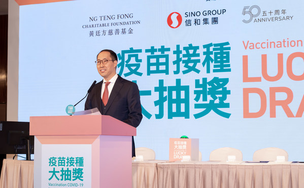 黄廷方慈善基金董事黄永光先生恭喜得奖者，并感谢香港市民热烈支持