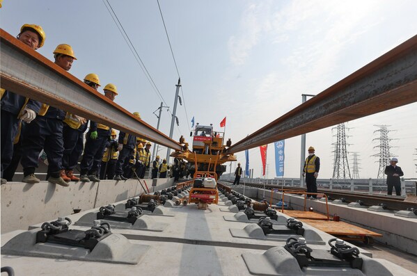 图为沪苏湖高铁全线铺轨施工现场。（张海峰摄）