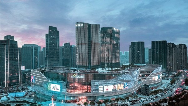 “重庆光环”是香港置地全新生活零售系列旗下的首个项目，为一座七层高的购物中心，净可出租面积约74万平方米。