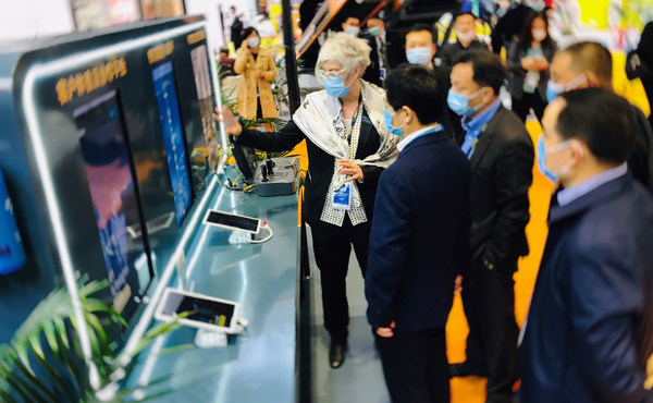 Sofie女士向来记领域介绍安百拓数字化展品